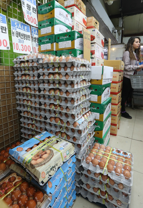 20일 오후 서울 서대문구의 한 마트에서 일부 30개들이 계란 한 판이 1 만원이 넘는 가격에 판매되고 있다.      최근 계란 수요가 늘고 산란계가 부족해지자 서울을 비롯한 수도권의 일부 소매점에서 30개들이 계란 한 판 가격이 1만원이 넘는 경우가 속출하고 있다.